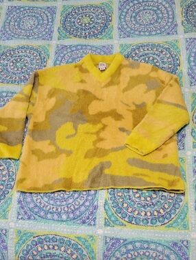 BDG xs women's yellow, gold, tan and light grey camouflage v-neck sweater